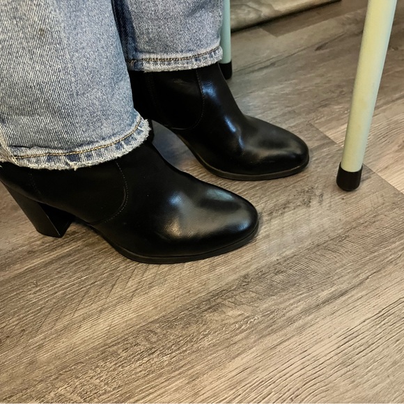 ✨Classy Booties✨ Size 5.5 - Picture 2 of 4